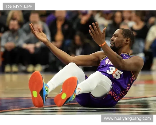 杜兰特称赞球队氛围积极表示大家专注细节努力营造团结向上的能量